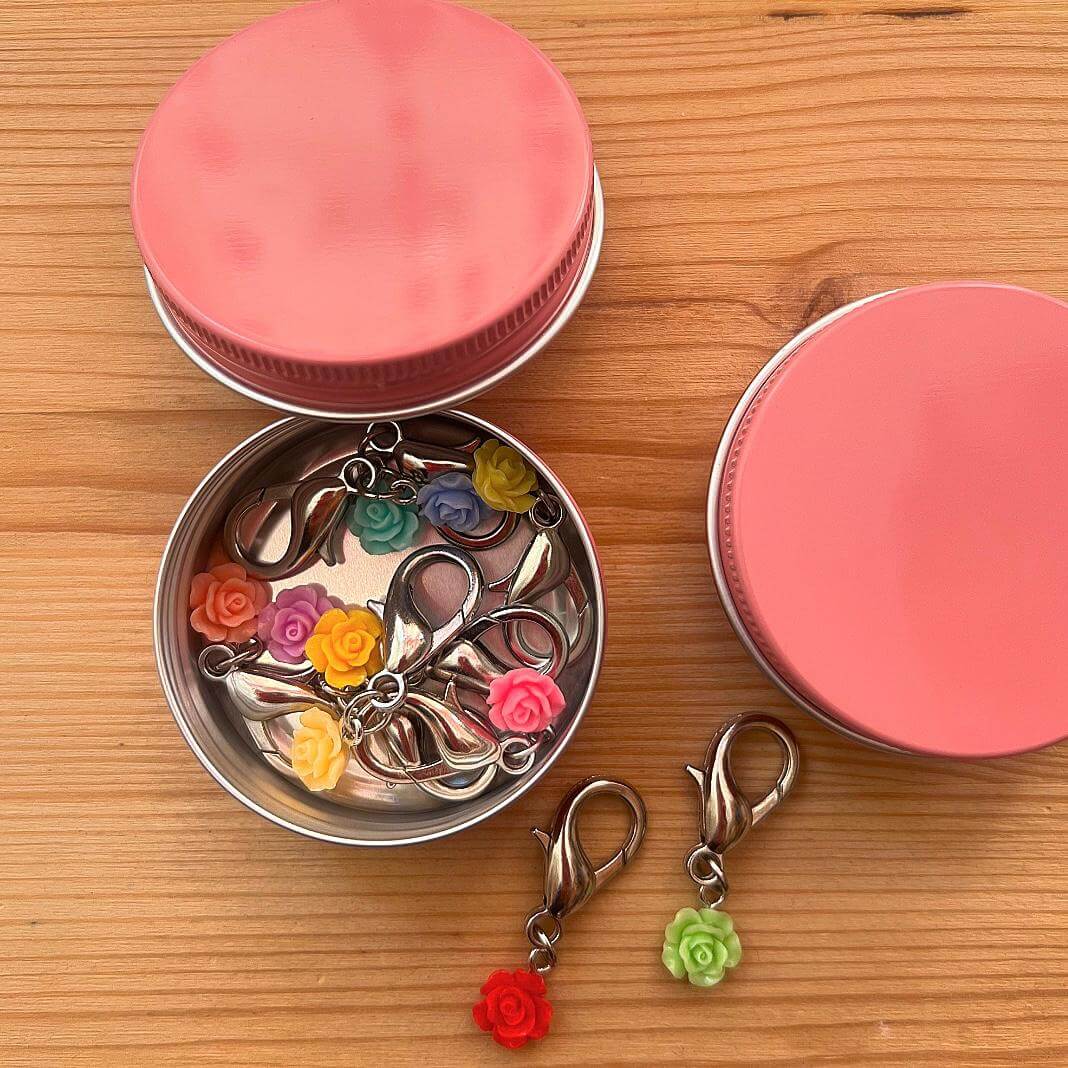 Cajita marcadores rosas mosquetón ok