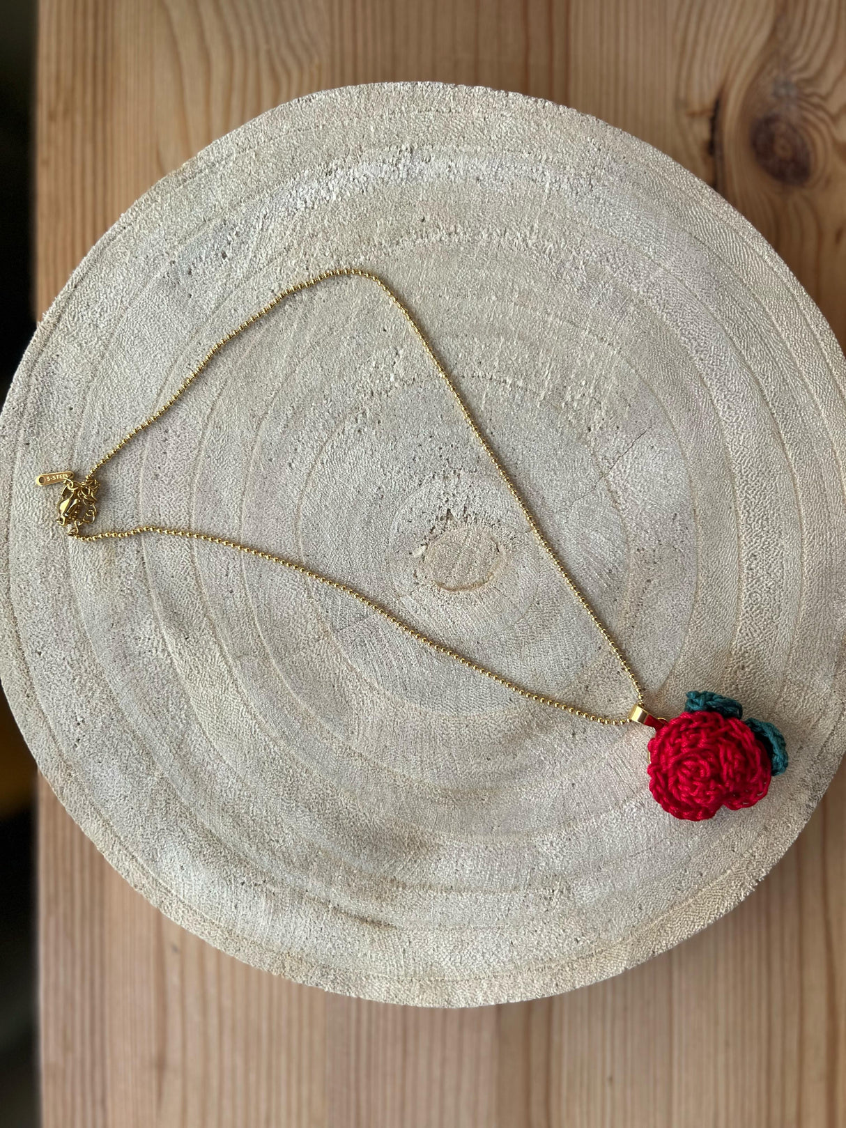 Colgante Rosa con Cadena de Bolitas - Colección Sant Jordi