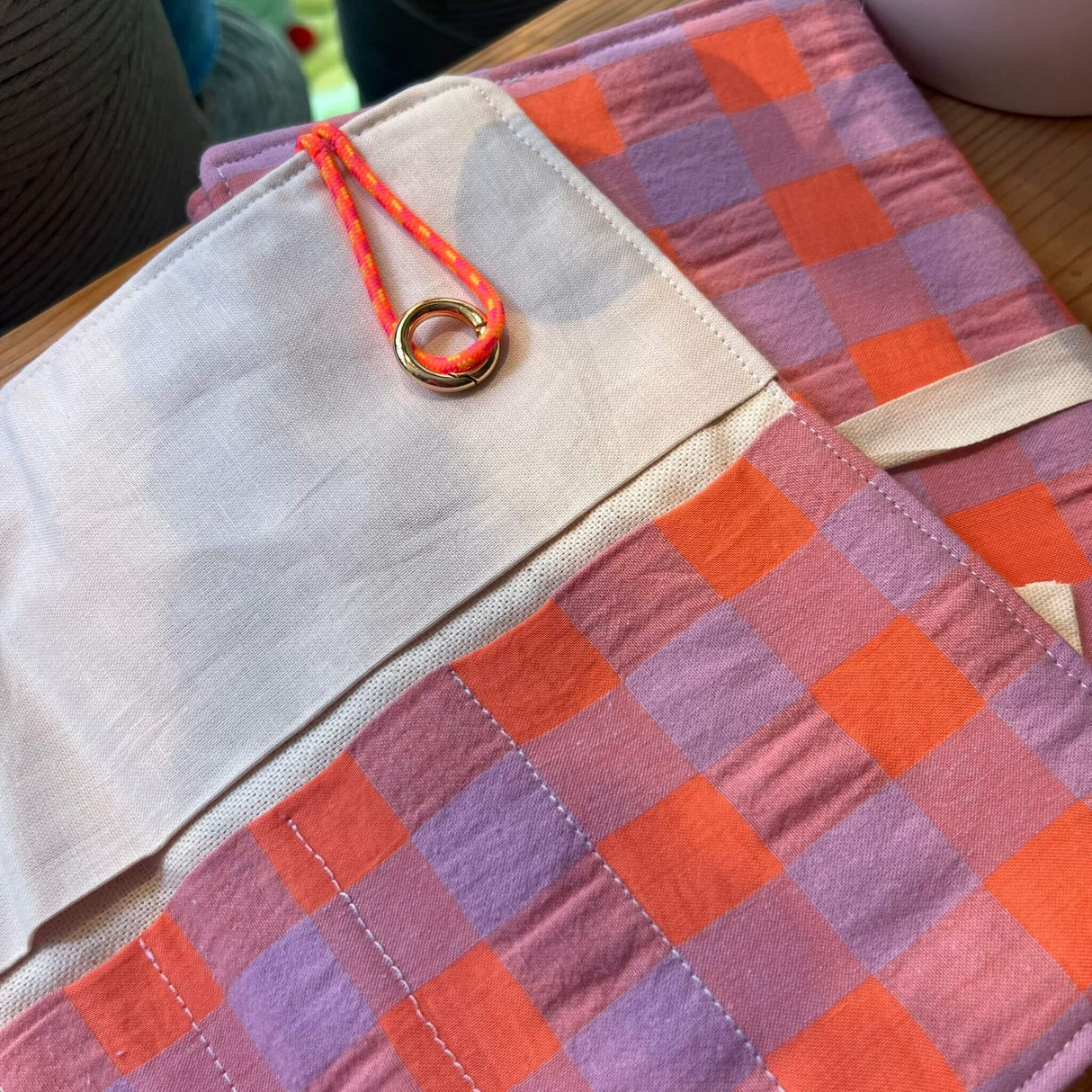 detalle estuche malva naranja maxi ok