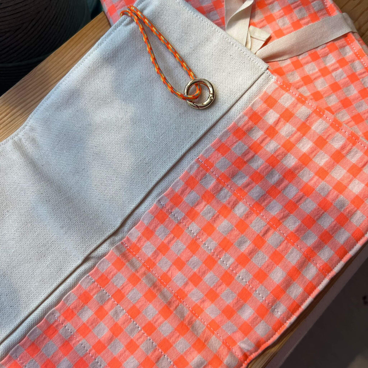 detalle estuche neon naranja OK