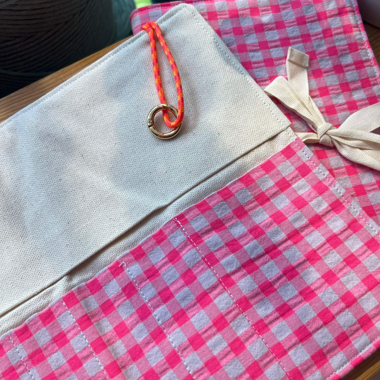 detalle estuche vichy neon rosa ok