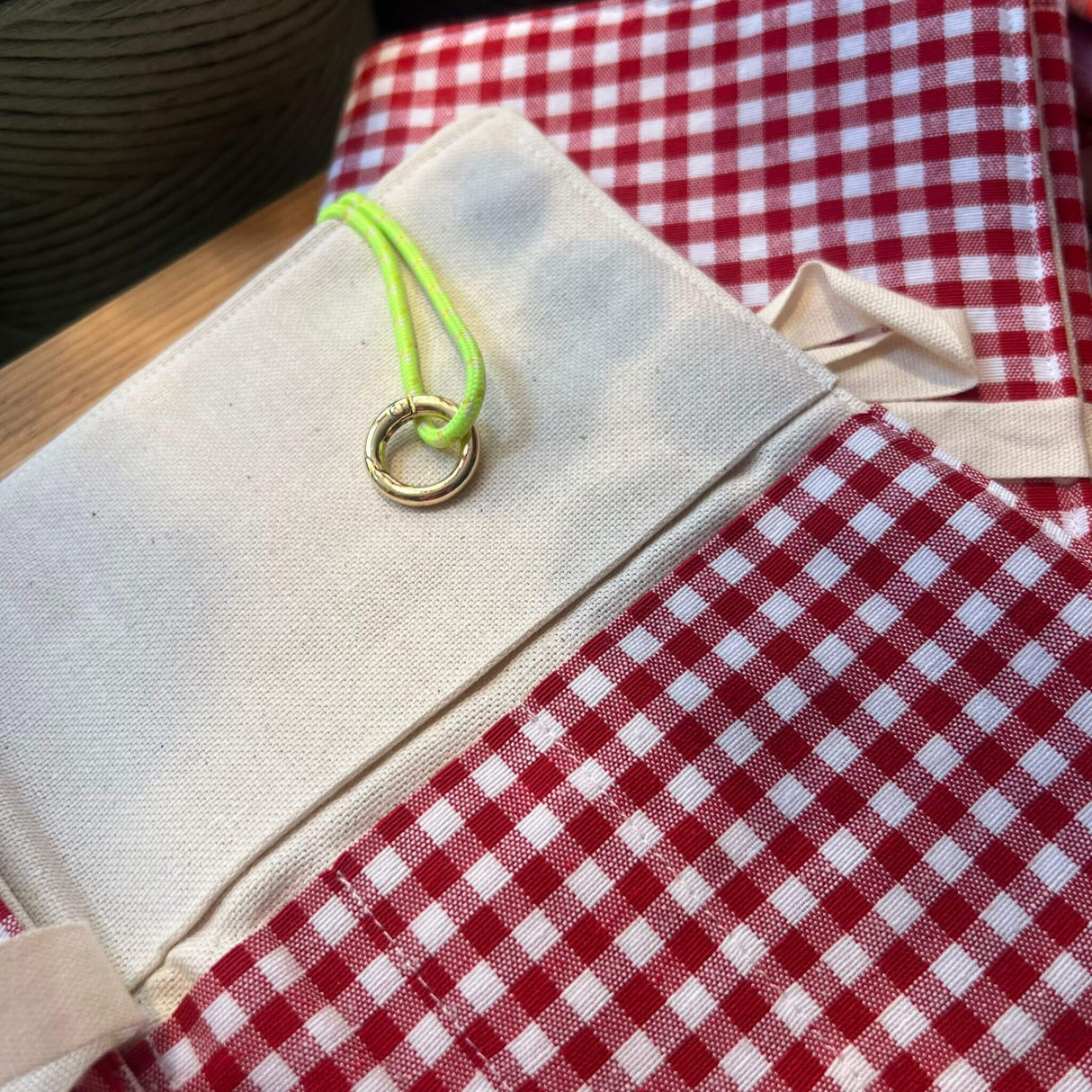 detalle estuche vichy rojo ok