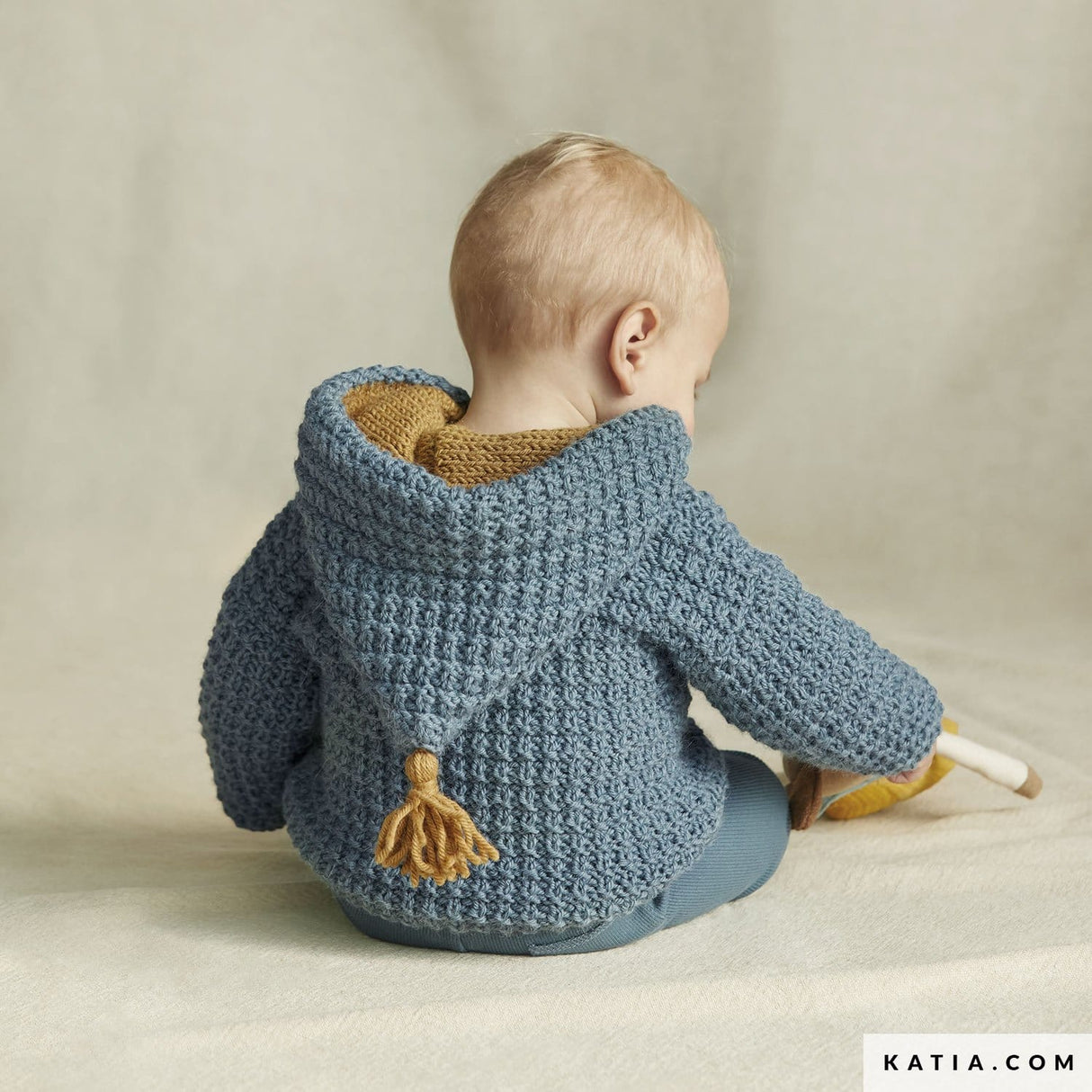 patron-tejer-punto-ganchillo-bebe-chaqueta-otono-invierno-katia-6210-35-01-g