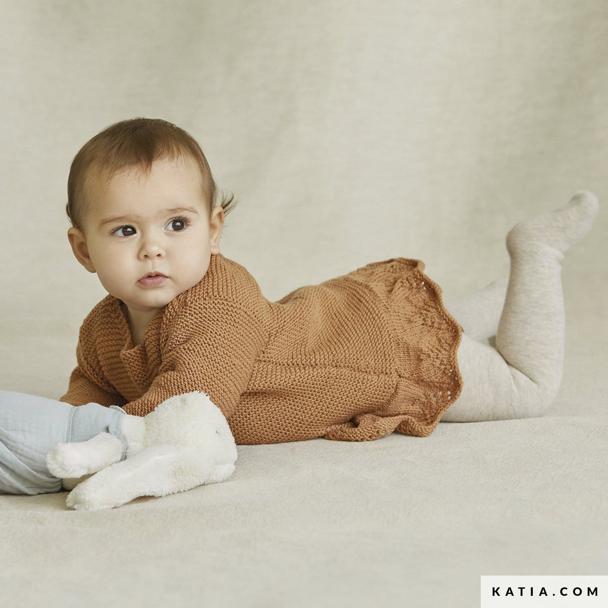 patron-tejer-punto-ganchillo-bebe-vestido-otono-invierno-katia-6210-21-01-g