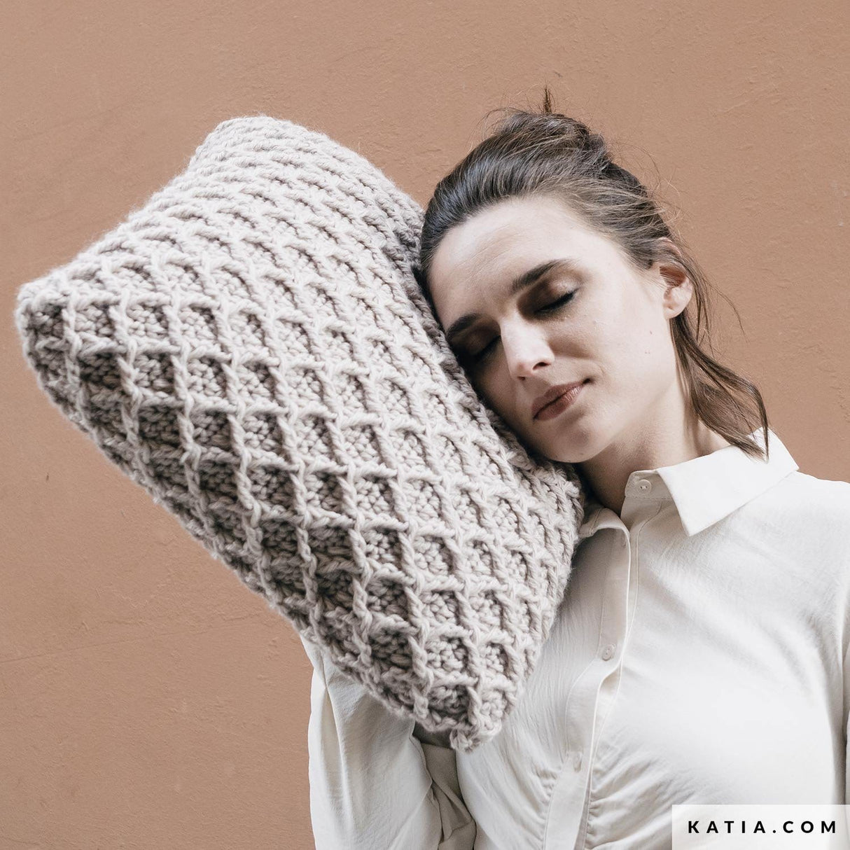 patron-tejer-punto-ganchillo-hogar-cojin-otono-invierno-katia-6266-16-01-g