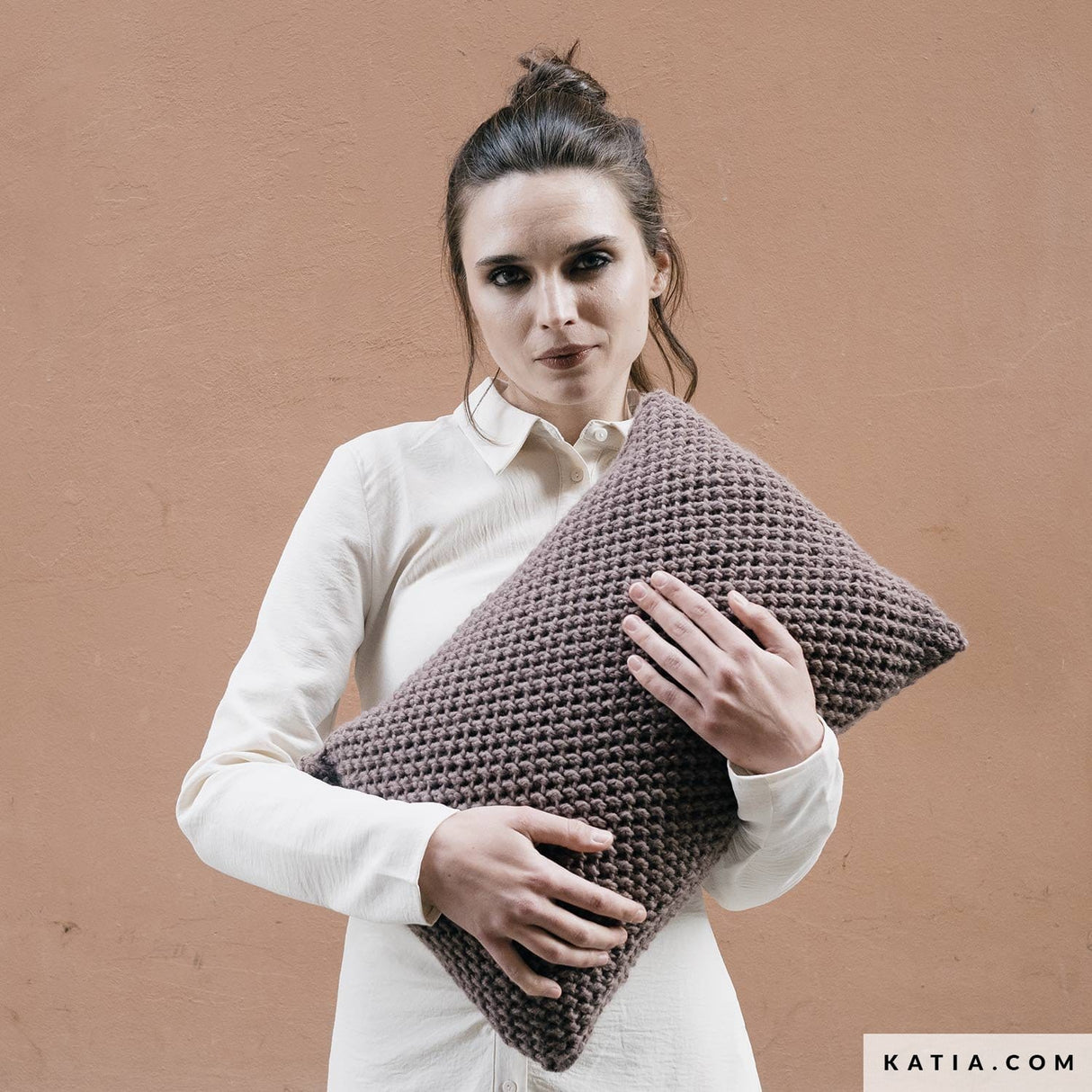 patron-tejer-punto-ganchillo-hogar-cojin-otono-invierno-katia-6266-18-g