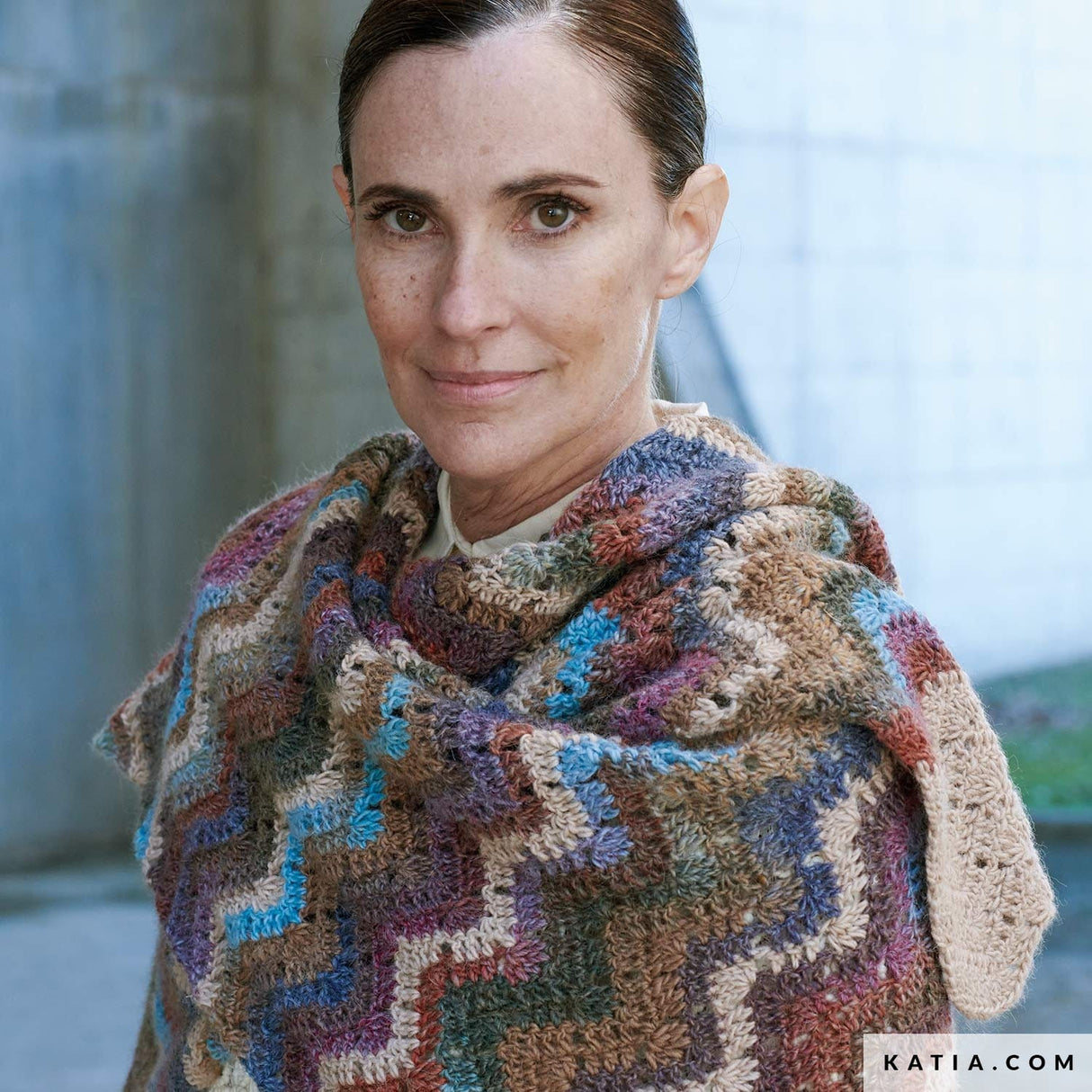 patron-tejer-punto-ganchillo-mujer-poncho-otono-invierno-katia-6208-24-03-g