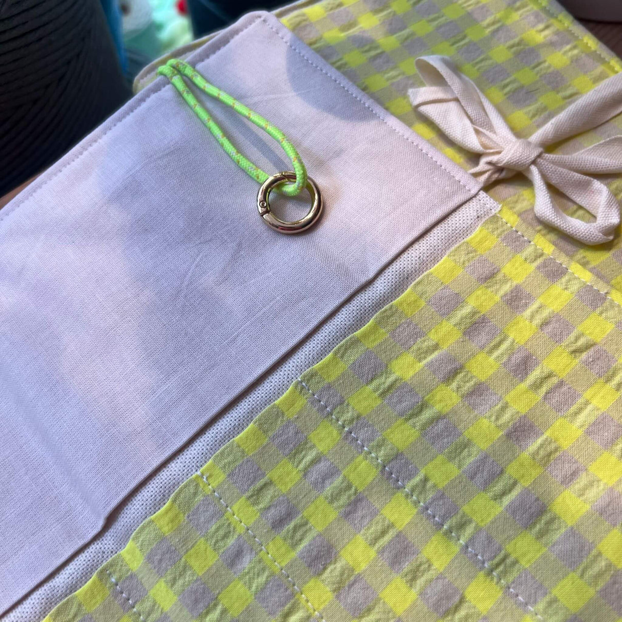 detalle estuche neon amarillo OK